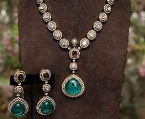 Collier de luxe fait à la main en plaqué or 24 carats serti de diamants et de pierres d'émeraude-Luxueux et glamour - Product Image 2