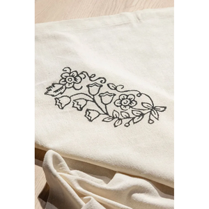 Mantel Cuadrado de Lino y Algodón Hecho a Mano de 155x155cm con Estampado Floral para Hogar, Cafetería u Hotel - Product Image 3