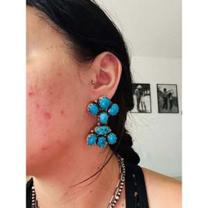 Boucles d'oreilles pendantes Sheila Becenti en turquoise Kingman et argent sterling, motif floral en grappe - Product Image 2