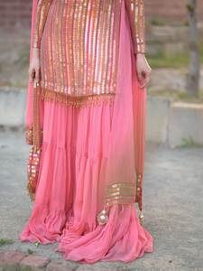 Tenue de mariage indienne, lourde, de créateur, en faux georgette, avec broderie de sequins et palazzo assorti, et dupatta brodé de sequins. - Product Image 3