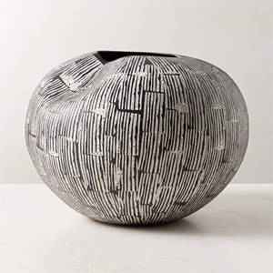 Rehaussez votre décoration avec ce magnifique vase en céramique noir et blanc, conçu pour apporter une touche d'élégance moderne et artistique. - Product Image 1