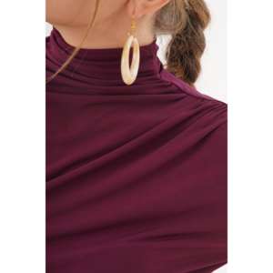 เสื้อคอสูงสีพลัม แต่งระบายที่ไหล่และเอว ผ้าถักลำลอง ขายส่ง - Product Image 3