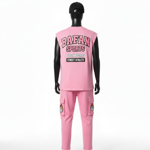 ชุดเสื้อยืดแขนกุดสีชมพูผ้าคอตตอนผสมโพลีเอสเตอร์พรีเมียม กางเกงคาร์โก้พิมพ์ลาย DTF ปักโลโก้ตามสั่ง ชุด 2 ชิ้น สำหรับผู้ชาย - Product Image 3