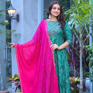 Kurti de Verano de Algodón Indio con Corte en A para Mujer, con Bordado de Diseño, Estampado Badhani, Conjunto de Anarkali Kurta, Pantalón y Dupatta, Venta al Por Mayor - Product Image 1