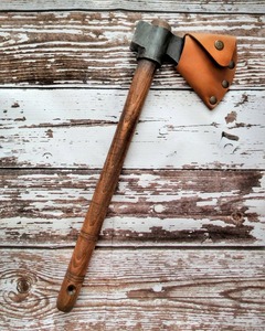 Hacha de hierro forjado en caliente artesanal para una experiencia de caza inolvidable. "Hechas a mano, afiladas y duraderas. - Product Image 5