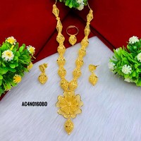 Ensemble de colliers à breloques classiques en laiton plaqué or avec chaîne maille forçat et motif floral pour mariages et soirées