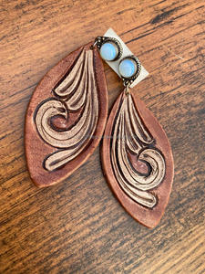 Nueva llegada estilo occidental tallado a mano pendientes de cuero mujeres lindo pendiente de lágrima de moda joyería de moda de cuero - Product Image 3