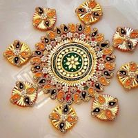 Porte-bougie tealight Rangoli avec fleurs artificielles et métal pour une décoration et des célébrations écologiques de Diwali à la maison
