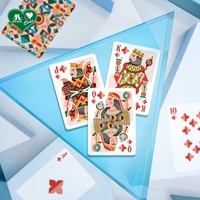 Cartes à Jouer en Plastique Personnalisées avec Logo Géométrique Imprimé 63x88mm Revêtement Unique des Deux Côtés 54 Cartes par Jeu Emballées sous Film Rétractable