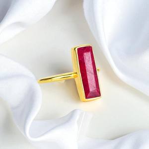 Anneaux de lunette de barre de Rectangle de pierre de naissance rubis teints | Bagues de bande plaquées or faites à la main | Bijoux empilables unis minimalistes en argent - Product Image 1