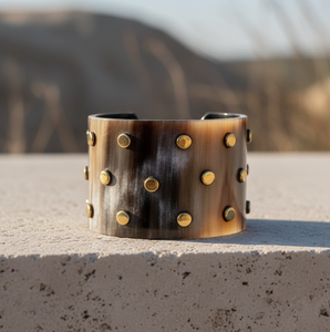 Brazalete de Cuerno Natural de Alta Calidad con Tachuelas de Latón |   Elegante Brazalete Ancho con Diseño de Cuerno |   Fabricante de Joyería al por Mayor - Product Image 3
