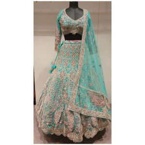 Robe en georgette brodée chic pour femme adaptée aux cérémonies de fêtes et aux événements indiens traditionnels - Product Image 1