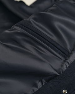 Chaqueta Varsity de Invierno Personalizada con Logotipo OEM, Estilo Vintage, de Alta Calidad, en Poliéster/Algodón, con Bordado y Patrón de Letras para Hombre - Product Image 3