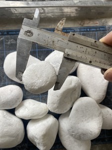 Cailloux ronds décoratifs de pierre de galets de neige blanche de l'usine du Vietnam pour l'aménagement paysager de jardin et de parc pour une utilisation extérieure - Product Image 6