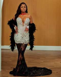 Dirac de seda rosa pastel con intrincados diseños de bordes cosidos a mano Elegante Opción de talla grande con bordado intrincado - Product Image 1