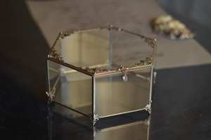 Boîte à bijoux en verre de forme hexagonale personnalisée avec cadre en métal fini parfait pour stocker des bagues, des colliers et des accessoires fins - Product Image 6