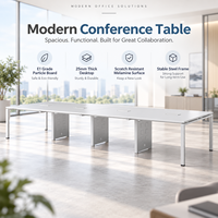 Grande table de conférence moderne pour bureau, avec plateau en bois et structure en acier, idéale pour les espaces de réunion professionnels
