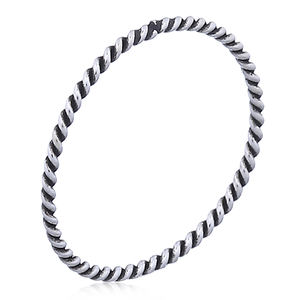 Bague empilable légère en fil torsadé argenté de style vintage pour femme, idéale pour les soirées ou un look décontracté/sportif - Product Image 1