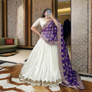 Bollywood Design Rayonne Avec Zari Tissage Travail Lehenga Choli Femme Fabricant De Mode De L'Inde Au Taux Le Plus Bas - Product Image 1