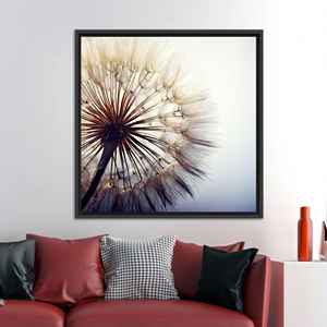 Impression sur toile de pissenlit en gros plan : Art mural botanique minimaliste, toile encadrée noire - Product Image 1