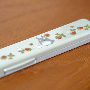 Ensemble de baguettes japonaises élégantes Mon Voisin Totoro, collection framboise, baguettes en plastique jetables avec un design de dessin animé mignon - Product Image 3