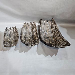 Elegante par de bandejas de hojas plateadas con detalles texturizados perfectos para mostrar golosinas y mejorar su decoración - Product Image 5
