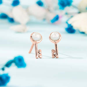 Boucles d'oreilles clous en perles pour femmes, dorées, motif clé souveraine - Product Image 1