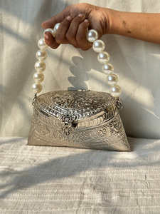 Bolso de Mano de Plata Ornamentado Hecho a Mano en India, Bolso de Mano de Latón con Adornos de Perlas, Bolso de Lujo de Diseñador para Mujer, para Bodas y Fiestas - Product Image 4