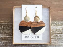 Boucles d'oreilles en bois et résine au style attrayant, design exquis, bijoux de mode, boucles d'oreilles artisanales en bois et résine pour les occasions spéciales - Product Image 3