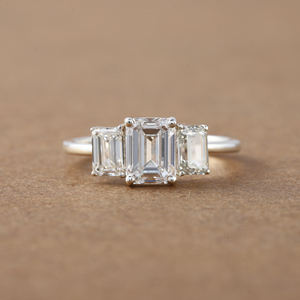 Diamante cultivado en laboratorio de corte esmeralda, ajuste de tres piedras, lujoso anillo de compromiso sólido de oro de 18 quilates, anillo de regalo de estilo moderno para mujer IGI - Product Image 1