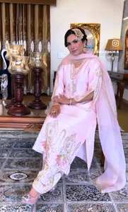 ชุดสูทผ้าไหมแฟชั่นอินเดียปักด้วยมือจากนักออกแบบสมัยใหม่สำหรับงานปาร์ตี้สไตล์ดั้งเดิม - Product Image 2