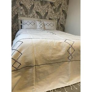 Couverture marocaine faite à la main, authentique artisanat berbère, couverture douce tissée à motifs tribaux, décoration d'intérieur, cadeau - Product Image 1