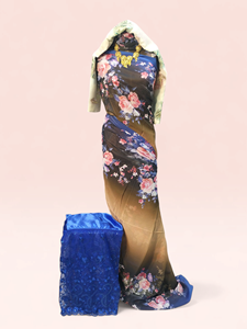 Conjunto de Vestido Swiss Dirac con Estampado Floral Negro, Morado y Gris, con Chal Negro y Garbasaar Gris Bordado - Product Image 3