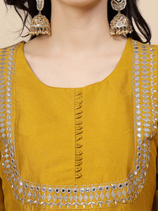 Conjunto de Kurta, Pantalón y Dupatta de Estilo Indio en Color Amarillo, Tela de Seda con Bordado de Hilo Plateado, Corte Holgado y Sencillo para Uso Diario - Product Image 6