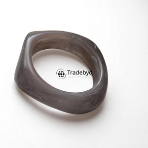 Brazaletes de resina coloridos para fiesta Pulseras de diseñador moderno para mujer de Tradebyd - Product Image 5