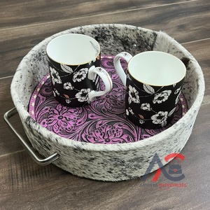 Novedades: Bandeja Redonda de Cuero Vacuno Repujado a Mano de Lujo Estilo Occidental, Organizador de Almacenamiento para Decoración del Hogar con Asas de Metal - Product Image 1