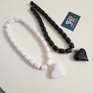 Magnifique collier en perles épaisses en résine blanche fait à la main avec fermoir magnétique, pendentif en forme de cœur, modèle d'ange léger, bijoux de mode pour - Product Image 2