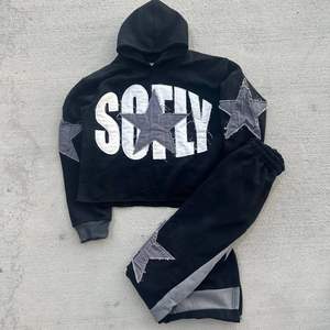 Ensemble de survêtement streetwear pour homme de haute qualité, comprenant un sweat à capuche oversize et un pantalon de survêtement évasé, avec broderie personnalisée effet vieilli et délavage acide vintage. - Product Image 3