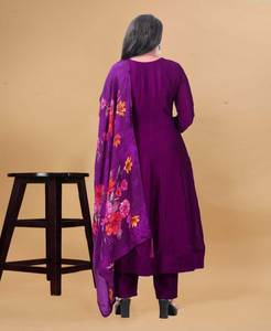 Ensemble Kurti fantaisie à manches longues, style Kanjeevaram, nouveau design élégant, broderie personnalisée avec des paillettes, de SIE - Product Image 3