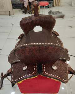 Selle de barrel racing western en cuir, finition rugueuse, assise rigide en plastique, taille personnalisée, ferrures en laiton, durable, confortable, très vendue - Product Image 3