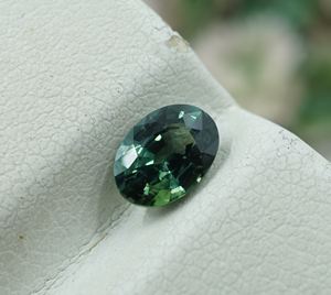 Gema de Zafiro Verde Azulado Natural, Corte Ovalado - Product Image 2