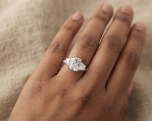 Bague de fiançailles en moissanite taille radiant 3 carats, couleur DEF, clarté VVS, style vintage, or blanc massif 14 carats pour femme - Product Image 1
