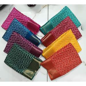 Vente en gros de saris modernes à imprimé chevron longueur au sol, accent de bordure métallique, vêtements d'hiver de fête ethniques à la mode pour les détaillants - Product Image 1