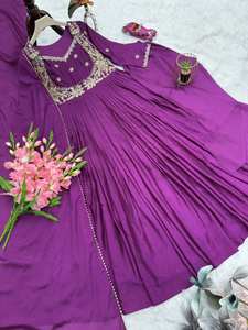 Ensemble Anarkali Kurta long traditionnel ethnique, lourdement brodé, à lacets, avec longue dupatta, grande taille, pour soirée, avec cristaux - Product Image 4