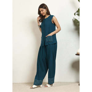 Deebaco Ensemble coordonné 2 pièces décontracté pour femme, comprenant un haut sans manches en rayonne crêpe vert sarcelle à col rond et un pantalon salwar longueur cheville, coupe ample - Product Image 3