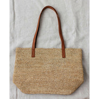 Tas Trendy The Wild Dune Day Bag, anyaman tangan dari rumput laut alami, rafia & rotan dengan tekstur organik yang menarik.
