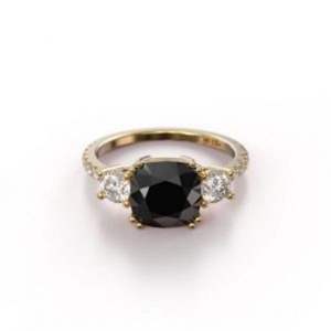 Anillo de Compromiso con Tres Diamantes Cultivados en Laboratorio, Corte Cojín, Blanco y Negro, en Oro Blanco - Product Image 3