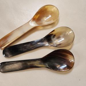 Cuchara de cuerno tallada a mano ecológica para servir especias, sal, condimentos o comedor tradicional disponible a precio de exportación - Product Image 3
