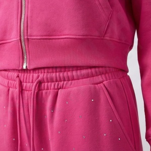 Conjunto Deportivo de Dos Piezas con Logotipo Personalizado al por Mayor, Sudadera con Capucha y Bolsillo con Cremallera Decorado con Pedrería, Chándal 100% Algodón - Product Image 5