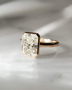 Bague de fiançailles solitaire en diamant CVD de laboratoire taille Radiant de 2,00 carats, sertie clos, en or jaune, clarté VS1, bijoux de mariée - Product Image 1